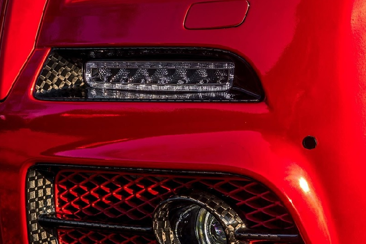 Nằm dưới nắp capo vẫn là khối động cơ tăng áp kép V12 6.6L sản sinh công suất 624 mã lực và momen xoắn cực đại 800 Nm.