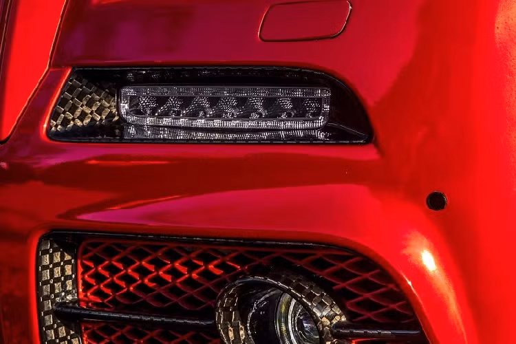 Nằm dưới nắp capo vẫn là khối động cơ tăng áp kép V12 6.6L sản sinh công suất 624 mã lực và momen xoắn cực đại 800 Nm.