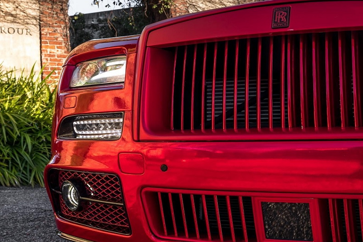 Trái ngược với sự nổi bật của ngoại thất, khoang lái chiếc Rolls-Royce Wraith này dù có tông màu đỏ chủ đạo tương tự nhưng lại thể hiện sự kín đáo và lịch lãm hơn. Khoang cabin này không được điều chỉnh quá nhiều, ngoại trừ tấm thảm trải sàn mới với logo Mansory thêu nổi.