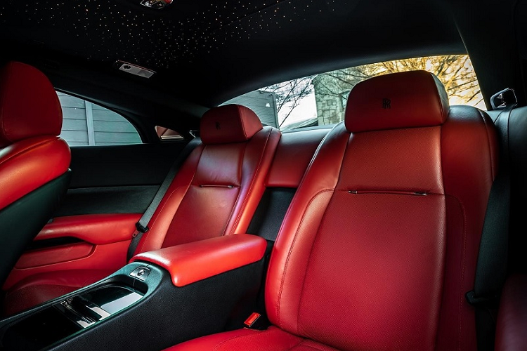 Theo mô tả đính kèm hình ảnh từ RoadShowInternational, chiếc Rolls-Royce Wraith độ Mansory này có khả năng tăng tốc từ 0 - 100 km/h trong 4,6 giây.