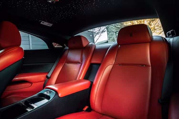 Theo mô tả đính kèm hình ảnh từ RoadShowInternational, chiếc Rolls-Royce Wraith độ Mansory này có khả năng tăng tốc từ 0 - 100 km/h trong 4,6 giây.