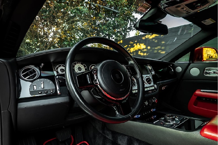 Một số chi tiết chrome sáng bóng đặc trưng trên Rolls-Royce Wraith cũng được Mansory “đỏ hóa”, bao gồm cả bộ mâm cỡ lớn hơn. Hãng độ này còn bổ sung thêm một bộ lò xo mới vào hệ thống treo nguyên bản giúp hạ thấp 15mm khoảng sáng gầm xe.