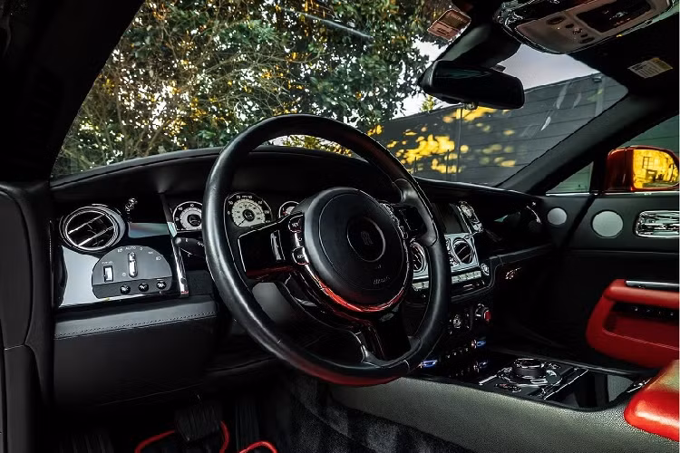 Một số chi tiết chrome sáng bóng đặc trưng trên Rolls-Royce Wraith cũng được Mansory “đỏ hóa”, bao gồm cả bộ mâm cỡ lớn hơn. Hãng độ này còn bổ sung thêm một bộ lò xo mới vào hệ thống treo nguyên bản giúp hạ thấp 15mm khoảng sáng gầm xe.