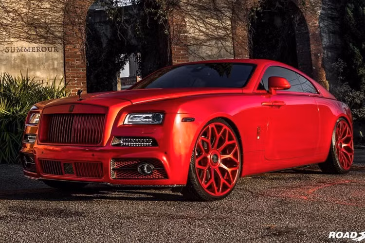 Ngoài lớp sơn ngoại thất màu đỏ không xuất hiện trong bảng màu sẵn có của chiếc Rolls-Royce Wraith siêu sang, Mansory còn điều chỉnh lại thiết kế phần đầu và đuôi của chiếc Wraith này.