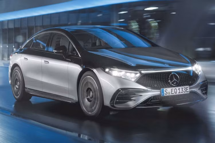  Mercedes-Benz EQS và EQB Vào hồi tháng 11/2021, Mercedes-Benz đã có buổi giới thiệu trực tuyến dòng xe sedan thuần điện cỡ lớn EQS. Mặc dù chưa có công bố chính thức nhưng EQS đã được liệt kê trong danh sách sản phẩm "sẽ ra mắt" của Mercedes-Benz Việt Nam.
