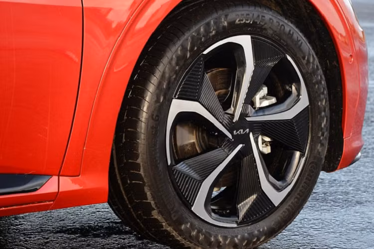 Tại thị trường quốc tế, Kia EV6 có nhiều phiên bản động cơ, sản sinh công suất từ 167 mã lực đến 576 mã lực, mô-men xoắn 350-605 Nm. Xe được trang bị hệ dẫn động cầu sau hoặc AWD. Ở phiên bản cao nhất, Kia EV6 có phạm vi hoạt động 510 km sau mỗi lần sạc đầy với gói pin 77,4 kWh và khả năng tăng tốc 0-100 km/h trong chỉ 3,5 giây, tương đương siêu xe.