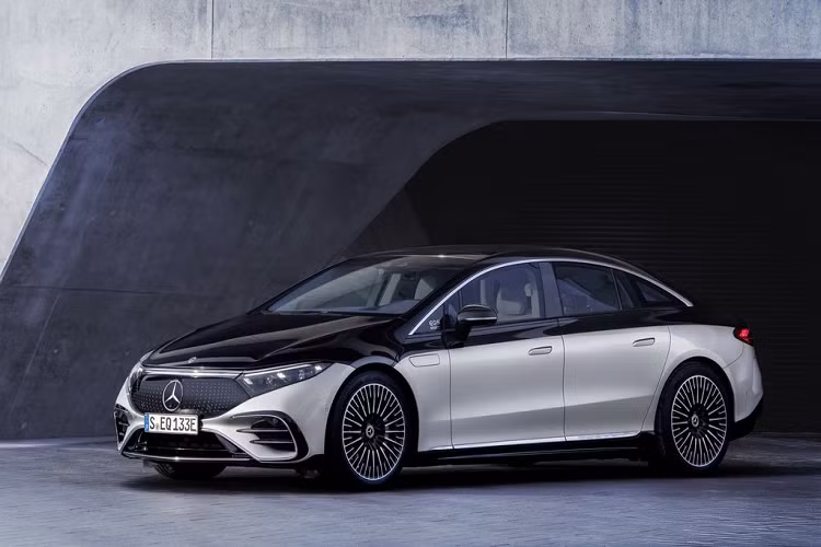 Về mặt thẩm mỹ, diện mạo của EQS khác biệt hoàn toàn với các mẫu xe Mercedes-Benz sử dụng động cơ đốt trong truyền thống. Kiểu dáng tổng thể của Mercedes-Benz EQS có hình cánh cung, gồm những đường nét cực mềm mại với cabin hướng về phía trước.Đây cũng là lần đầu tiên mà một mẫu xe thương mại của Mercedes-Benz có thiết kế mui xe kiểu vỏ sò và chỉ có thể mở ra trong quá trình bảo dưỡng.