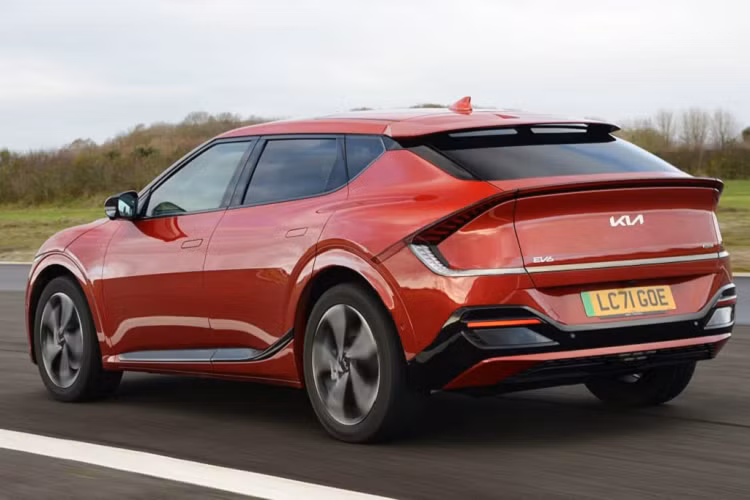 Kia EV6 được ra mắt toàn cầu vào hồi tháng 3/2021 và đây là mẫu xe điện đầu tiên của nhà sản xuất ôtô Hàn Quốc. EV6 là mẫu xe đầu tiên của Kia được phát triển dựa trên nền tảng E-GMP của tập đoàn Hyundai.