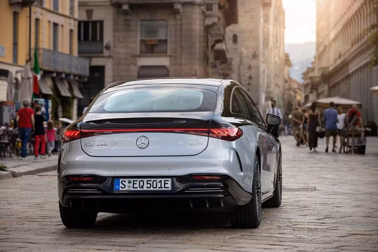 Về truyền động, Mercedes-Benz EQS 450+ được trang bị động cơ điện với sức mạnh 329 mã lực và 568 Nm mô-men xoắn, đi kèm hệ dẫn động cầu sau (RWD). Trong khi đó, bản EQS 580 4Matic được trang bị động cơ điện với sức mạnh lên tới 516 mã lực và 854 Nm mô-men xoắn, đi kèm hệ truyền động 4 bánh toàn thời gian 4Matic.