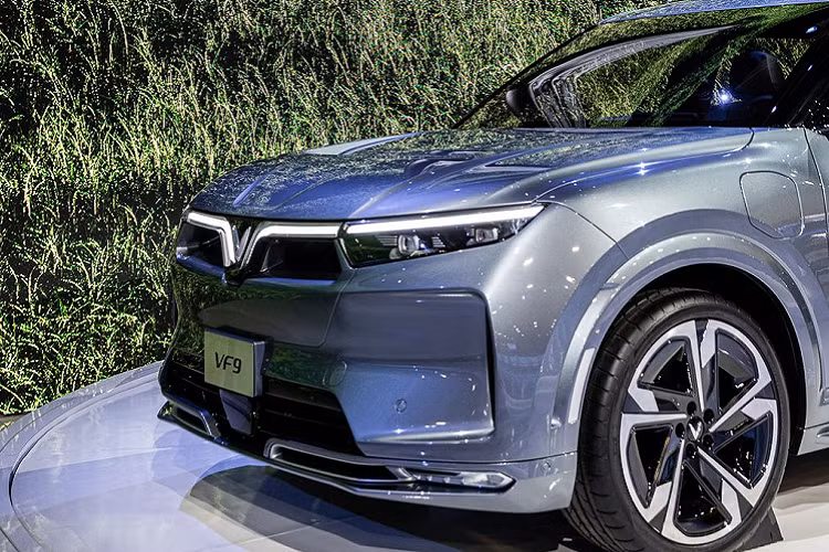 Một điểm đáng chú ý trên VinFast VF8 và VF9 là cả hai mẫu xe này đều được trang bị các tính năng tự lái cấp độ 2+ trên các phiên bản Eco và Plus, cấp độ 3 và 4 cho phiên bản Premium, cùng các ứng dụng tiện ích và giải trí thông minh như bộ ứng dụng Ngôi nhà thông minh, Văn phòng di động, Mua sắm trên xe, Giải trí trên xe,... .