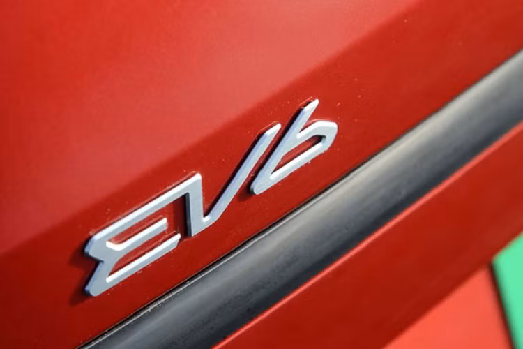 Nhìn tổng thể, Kia EV6 mang kiểu dáng SUV lai coupe với những đường nét hiện đại, năng động, thể thao nhờ áp dụng ngôn ngữ thiết kế Opposites United mới. Xe có chiều dài x rộng x cao tương ứng 4.695 x 1.890 x 1.550 mm, chiều dài cơ sở 2.900 mm. Số đo này không chênh lệch quá nhiều so với VinFast VF8.