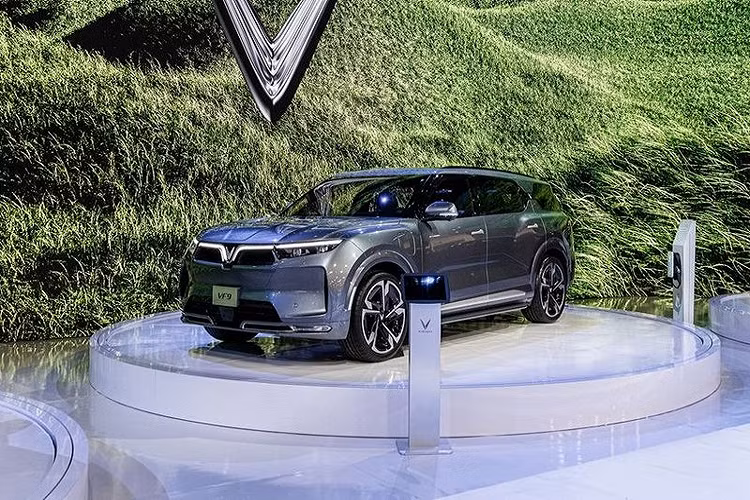 Về hệ truyền động, VinFast VF8 và VF9 đều được trang bị động cơ điện sản sinh công suất 402 mã lực và mô-men xoắn cực đại đạt 640 Nm, đi kèm hệ dẫn động 4 bánh. Theo nhà sản xuất, VinFast VF8 bản Eco sẽ có phạm vi hoạt động tối đa là 460 km và Plus sẽ lên tới 510 km.VinFast VF9 phiên bản pin tiêu chuẩn chạy tối đa 485 km trong một lần sạc và Plus có thể di chuyển tới 680 km khi sạc đầy.