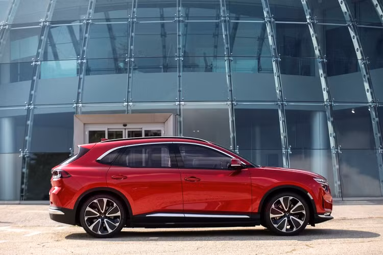 VinFast VF8, mẫu SUV điện sở hữu thiết kế hiện đại do Pininfarina “chắp bút” với kiểu dáng mềm mại lai coupe. Trong khi đó, VF9 có ngoại hình hầm hố, vuông vức hơn. Tương tự như VF 8, Pininfarina cũng là đơn vị chịu trách nhiệm thiết kế cho VinFast VF9, với chi tiết quen thuộc là dải đèn LED hình chữ V kéo dài ở cả phía trước và phía sau.