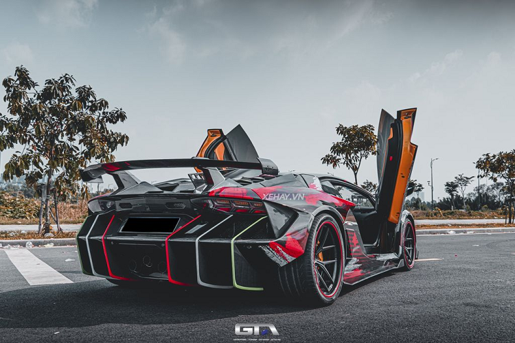 Ở phía sau, Lamborghini Aventador độ Duke Dynamics đầu tiên tại Việt Nam gây chú ý với cản sau mạnh mẽ, bộ khuếch tán cỡ lớn có 3 cánh chia gió cắt xẻ táo bạo cùng 3 ống xả đặt chính giữa - mô phỏng lại thiết kế của Centenario. Kết quả là đuôi xe đã rộng hơn 120 mm so với nguyên bản.