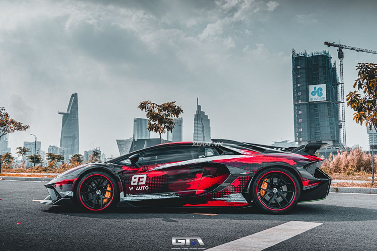 Không rõ động cơ của chiếc Lamborghini Aventador này có được nâng cấp hay không, nguyên bản xe sở hữu cỗ máy hút khí tự nhiên V12 6.5L, sản sinh công suất 700 mã lực và mô-men xoắn cực đại 690 Nm giúp "siêu bò" tăng tốc 0-100 km/h chỉ trong 2,9 giây trước khi cán tốc độ tối đa 350 km/h.