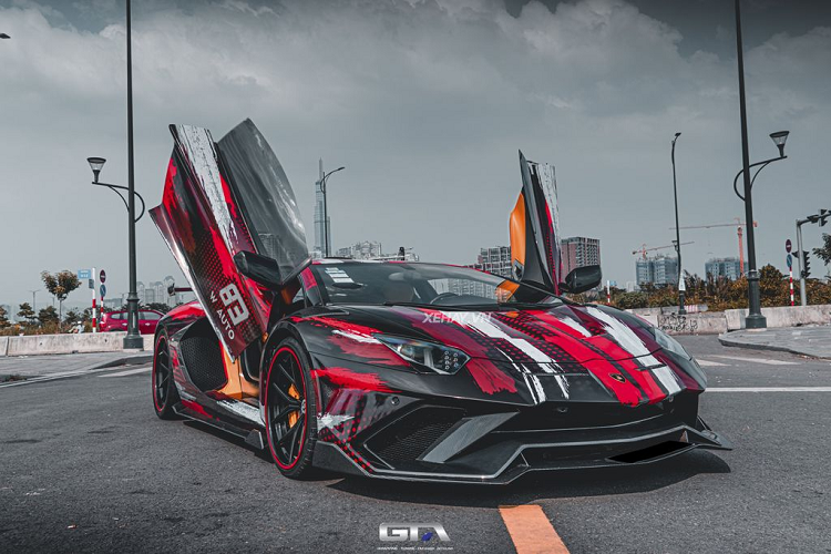 Ở dạng nguyên bản, siêu xe Lamborghini Aventador tại Việt Nam đã mang trên mình thiết kế táo bạo và hầm hố nhưng sau khi "khoác" thêm bodykit Duke Dynamics thì sự hầm hố và dữ dằn đã được nâng lên vài lần. Ngoài ra, “siêu bò” còn được trang bị thêm hệ thống ống xả titan cho âm thanh mạnh mẽ và đanh thép hơn.