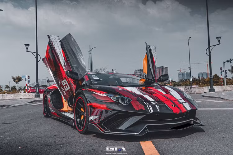 Ở dạng nguyên bản, siêu xe Lamborghini Aventador tại Việt Nam đã mang trên mình thiết kế táo bạo và hầm hố nhưng sau khi "khoác" thêm bodykit Duke Dynamics thì sự hầm hố và dữ dằn đã được nâng lên vài lần. Ngoài ra, “siêu bò” còn được trang bị thêm hệ thống ống xả titan cho âm thanh mạnh mẽ và đanh thép hơn.