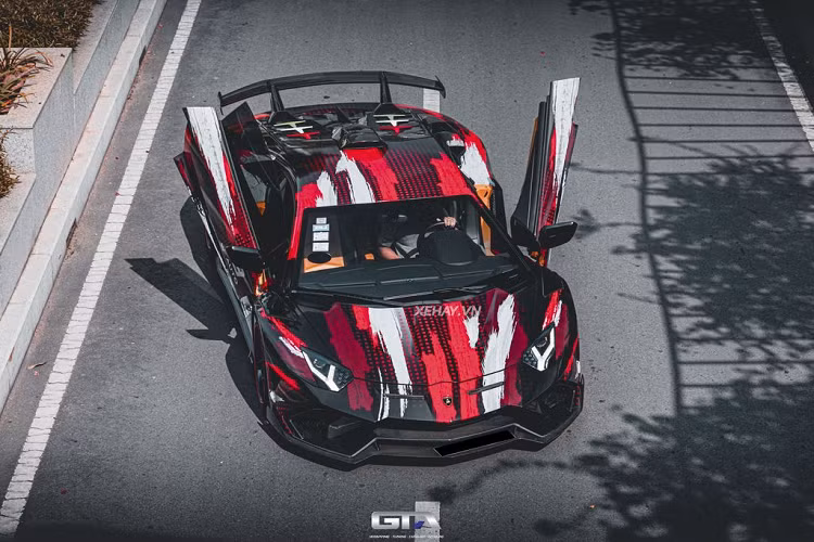 Tính đến nay, Việt Nam chỉ có đúng 2 siêu xe Lamborghini Aventador độ Duke Dynamics tại Việt Nam, một là Ferrari F12 Berlinetta và chiếc còn lại chính là Lamborghini Aventador trong bài.