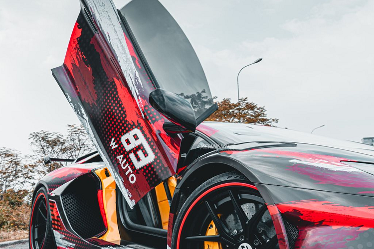 Bên cạnh đó, xe còn được trang bị nhiều chi tiết bằng carbon như cản trước pha trộn giữa Aventador SV và SVJ, các khe gió trên vòm bánh xe được mở rộng và bộ ốp sườn hầm hố.