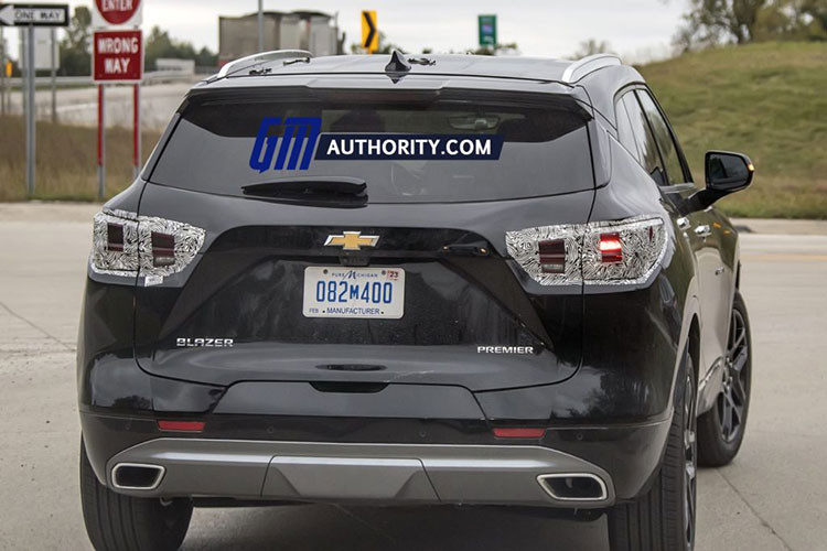 Lần đầu trình làng thị trường Mỹ vào năm 2018, Chevrolet Blazer được định vị ở phân khúc SUV cỡ vừa với chiều dài trục cơ sở 2.863mm và cấu hình khoang nội thất 5 chỗ ngồi.