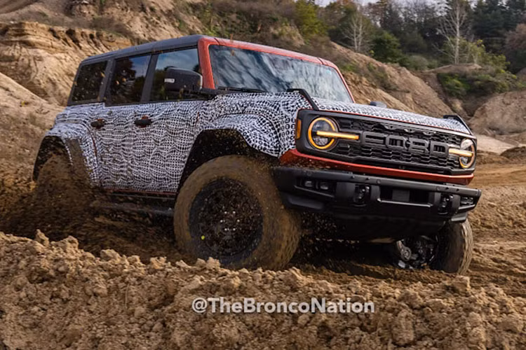 Đây là phong cách thiết kế lưới tản nhiệt đã được áp dụng cho Ford F-150 Raptor. Ngoài ra, ở lưới tản nhiệt còn có 3 đèn bổ sung, nằm ngay bên trên dòng chữ "Ford". Trong khi đó, cụm đèn pha của Ford Bronco Raptor 2022 được thiết kế giống hệt bản thường.
