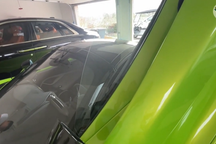 Siêu xe McLaren 765LT Spider bản giới hạn được trang bị khối động cơ V8, dung tích 4.0 lít, tăng áp kép, sản sinh công suất tối đa 755 mã lực tại vòng tua máy 7.500 vòng/phút và mô-men xoắn cực đại 800 Nm tại tua máy 5.500 vòng/phút.