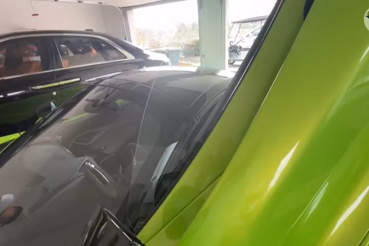 Siêu xe McLaren 765LT Spider bản giới hạn được trang bị khối động cơ V8, dung tích 4.0 lít, tăng áp kép, sản sinh công suất tối đa 755 mã lực tại vòng tua máy 7.500 vòng/phút và mô-men xoắn cực đại 800 Nm tại tua máy 5.500 vòng/phút.