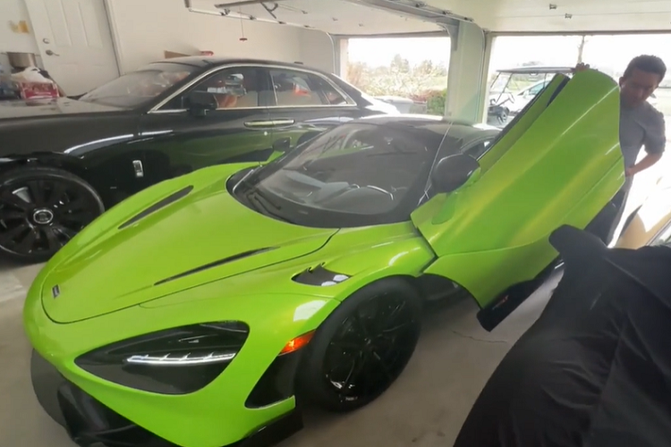Điểm khác biệt ấn tượng nhất của McLaren 765LT Spider so với bản Coupe chính là mái nhà của xe chỉ mất khoảng 11 giây để đóng hoặc mở mui tương tự như phiên bản McLaren 720S Spider.