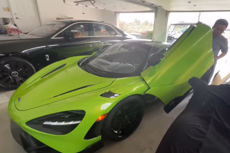 Điểm khác biệt ấn tượng nhất của McLaren 765LT Spider so với bản Coupe chính là mái nhà của xe chỉ mất khoảng 11 giây để đóng hoặc mở mui tương tự như phiên bản McLaren 720S Spider.