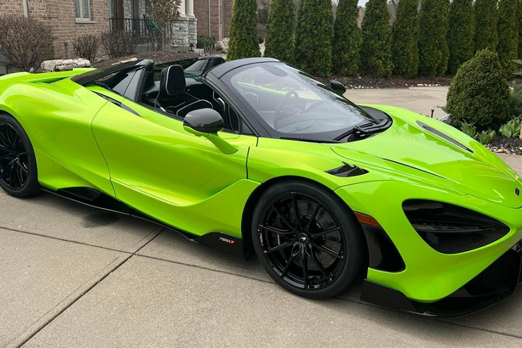 Khá thú vị là tròn 1 năm về trước, anh Vinh Hồ đã sở hữu chiếc siêu xe McLaren 765LT Coupe mang ngoại thất màu xanh neon rất nổi bật nhưng nay lại chọn mua McLaren 765LT Spider. Đại gia Việt đổi McLaren 765LT lấy 765LT Spider với 1 lý do nhiều người đồng tình chính là bản Coupe và mui trần không thay đổi nhiều sức mạnh nhưng nếu sở hữu xe McLaren 765LT Spider có thể dễ dàng mở mui.