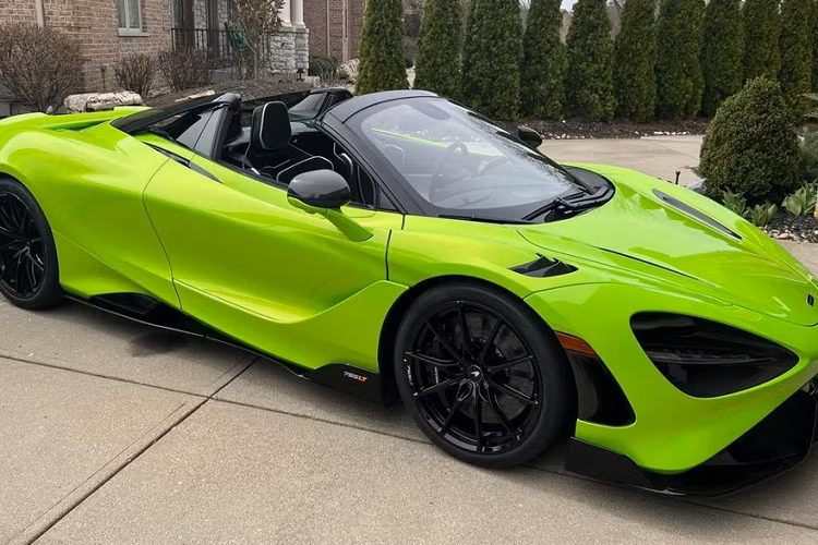 Khá thú vị là tròn 1 năm về trước, anh Vinh Hồ đã sở hữu chiếc siêu xe McLaren 765LT Coupe mang ngoại thất màu xanh neon rất nổi bật nhưng nay lại chọn mua McLaren 765LT Spider. Đại gia Việt đổi McLaren 765LT lấy 765LT Spider với 1 lý do nhiều người đồng tình chính là bản Coupe và mui trần không thay đổi nhiều sức mạnh nhưng nếu sở hữu xe McLaren 765LT Spider có thể dễ dàng mở mui.