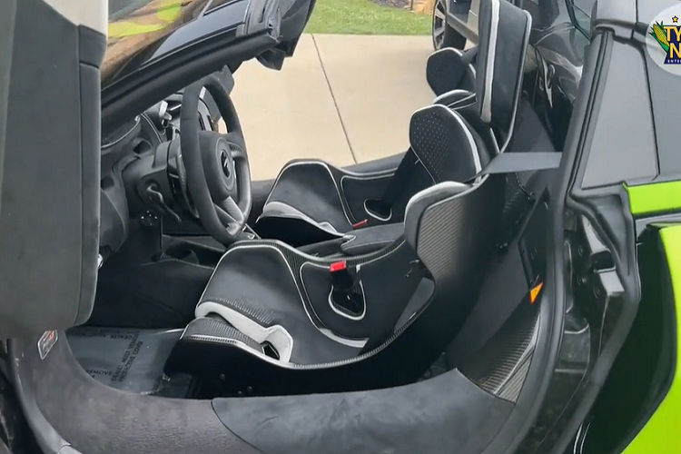 Hiện chưa rõ có đại gia Việt nào lên phương án mang siêu xe mui trần McLaren 765LT Spider về nước hay chưa. Được biết, các đại gia châu Á như Hồng Kông, Trung Quốc hay Hàn Quốc phải bỏ ra số tiền hơn 19 tỷ đồng để sở hữu phiên bản mui trần của McLaren 765LT.