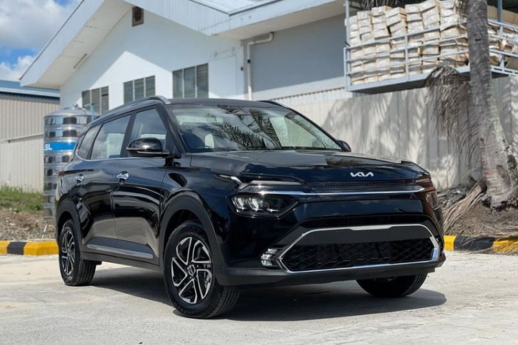 Kia Carens 2023 mới có nhiều thay đổi về thiết kế nội, ngoại thất giúp mẫu xe này lấy lại vị thế trong phân khúc MPV cỡ nhỏ. Sau 1 năm ra mắt, giới truyền thông Ấn Độ đã đưa tin, Kia Carens 2023 sẽ sớm được bổ sung một hệ thống truyền động mới.