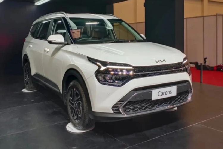 Hiện tại, thời gian ra mắt động cơ mới này vẫn chưa được hãng công bố, nhưng rất có thể sẽ là đầu năm 2023. Ra mắt tại Việt Nam từ tháng 11, Kia Carens 2023 hiện đang được phân phối với 7 phiên bản cùng 3 tùy chọn động cơ gồm máy diesel, máy xăng và máy xăng tăng áp.