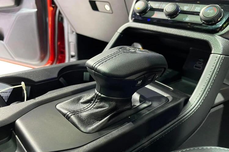 Trong khi phiên bản Platinum được đồn đoán sẽ phân phối sẽ sử dụng máy dầu V6 3.0L twin-turbo dụng kết hợp với hộp số tự động 10 cấp (10AT), dẫn động 2 cầu.