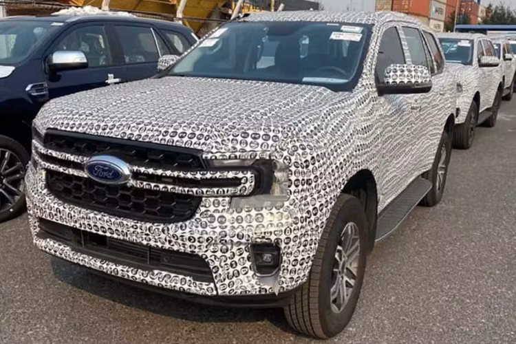 Theo tìm hiểu, các đại lý của Ford Việt Nam đang mở đặt cọc mẫu xe SUV Ford Everest 2023, xe được phân phối tổng cộng 3 phiên bản gồm Sport, Titanium và Platinum với giá bán chưa tiết lộ, thời gian giao xe dự kiến tháng 7 năm nay