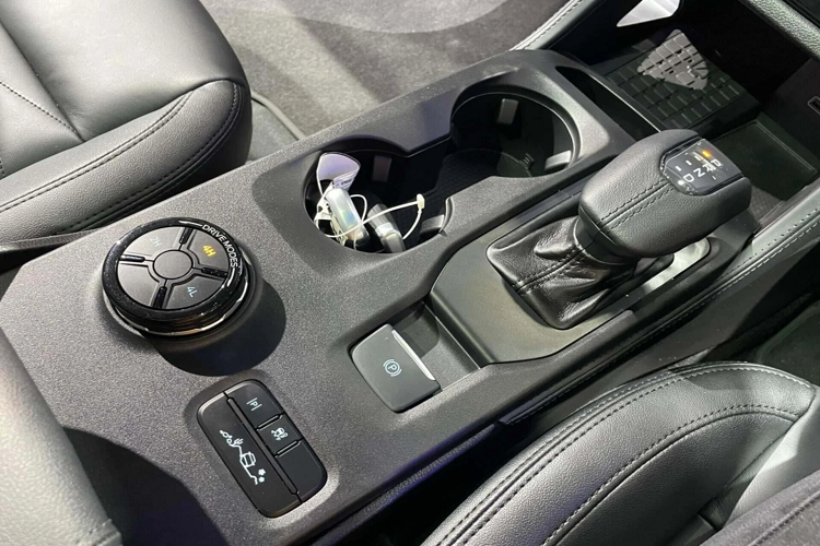 Ford Everest 2023 hứa hẹn sẽ hấp dẫn khách hàng Việt đang quan tâm xe SUV 7 chỗ cỡ trung bằng thiết kế hấp dẫn, trang bị tiện nghi hiện đại, đi cùng với nhiều phiên bản đa dạng phù hợp với nhiều túi tiền và nhu cầu khác nhau từ người dùng.