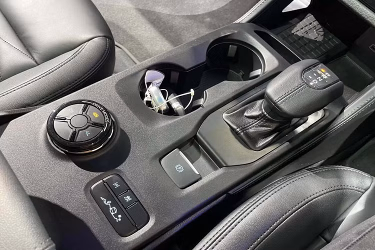 Ford Everest 2023 hứa hẹn sẽ hấp dẫn khách hàng Việt đang quan tâm xe SUV 7 chỗ cỡ trung bằng thiết kế hấp dẫn, trang bị tiện nghi hiện đại, đi cùng với nhiều phiên bản đa dạng phù hợp với nhiều túi tiền và nhu cầu khác nhau từ người dùng.