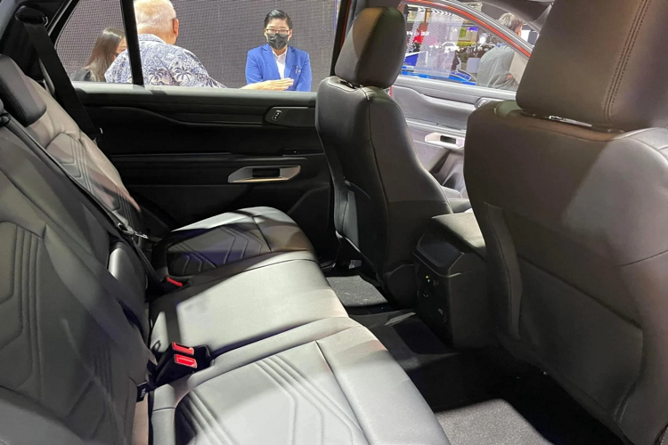 Ở thế hệ cũ, dòng xe Ford Everest đã chinh phục khách hàng Việt bằng thiết kế nam tính, đi cùng với những tính năng hỗ trợ người lái, an toàn và tiện nghi nổi bật trong phân khúc.