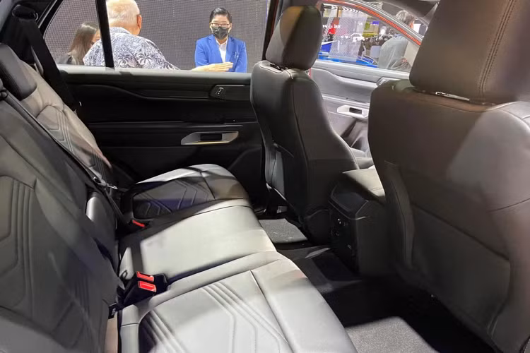 Ở thế hệ cũ, dòng xe Ford Everest đã chinh phục khách hàng Việt bằng thiết kế nam tính, đi cùng với những tính năng hỗ trợ người lái, an toàn và tiện nghi nổi bật trong phân khúc.