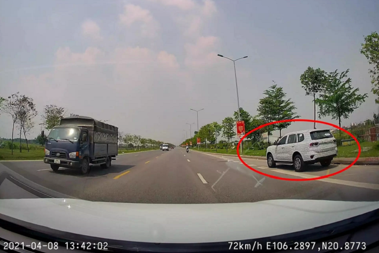 Tại Thái Lan, Ford Everest 2023 có giá bán 998 triệu đồng cho phiên bản 2.0 Turbo Sport 6AT 2WD và 1,26 tỷ đồng cho phiên bản 2.0 Bi-Turbo Titanium+ 10AT 4WD.