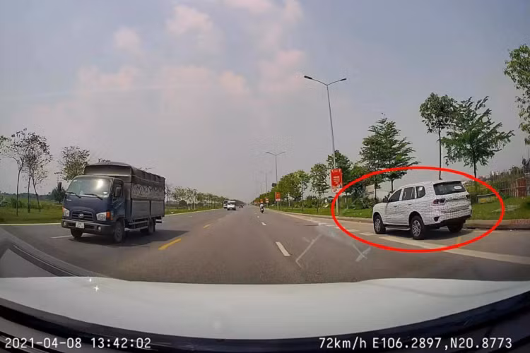 Tại Thái Lan, Ford Everest 2023 có giá bán 998 triệu đồng cho phiên bản 2.0 Turbo Sport 6AT 2WD và 1,26 tỷ đồng cho phiên bản 2.0 Bi-Turbo Titanium+ 10AT 4WD.