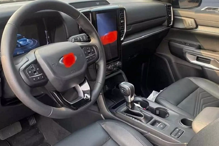 Cả hai phiên bản này đều sử dụng động cơ Dầu 2.0L bao gồm tăng áp đơn (Sport) kết hợp với hộp số tự động 6 cấp (6AT), và tăng áp kép (Titanium) sử dụng kết hợp với hộp số tự động 10 cấp (10AT), dẫn động 2 cầu.