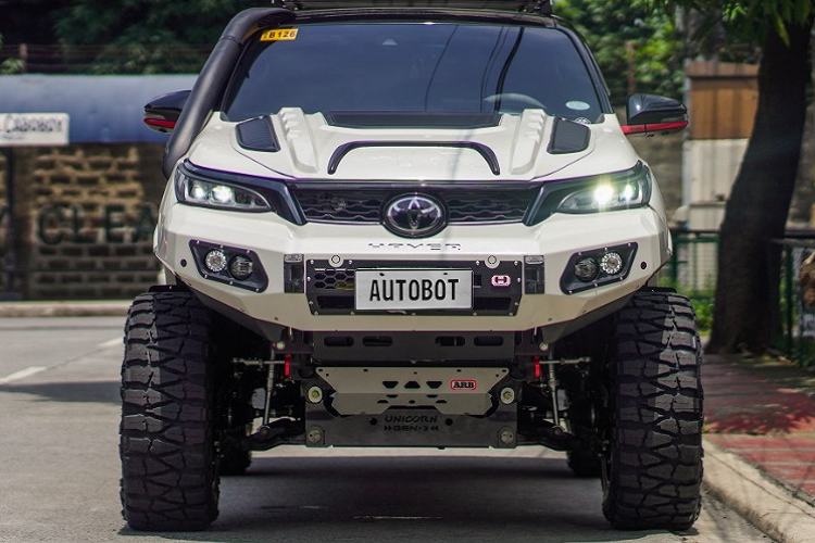 Chiếc Toyota Fortuner GR-S độ khủng trông giống như một bán tải cỡ lớn có khả năng vượt mọi địa bởi xe được độ thêm bộ kit nâng gầm 6 inch (152 mm) của Unicorn, kết hợp cùng bộ lốp Nitto Mud Extreme 35 inch cứng cáp bao quanh vành hợp kim KMC Grenade Crawl 20 inch.