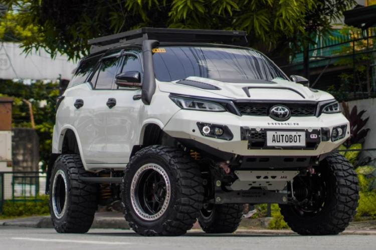 Chiếc SUV được thay đổi diện mạo, lột xác hoàn toàn với một hình ảnh hầm hố đầy cá tính. Mang tên "Project Albino", xe được xưởng Autobot Offroad PH ở Philippines độ lại dựa trên chiếc Toyota Fortuner GR-S 2022 mới.