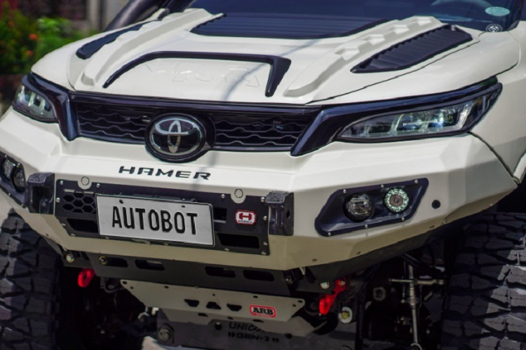 Ngoài việc sở hữu vẻ ngoài không giống Fortuner, xe cũng thay đổi nhiều chi tiết để mang lại cảm giác hầm hố, hung hãn hơn.