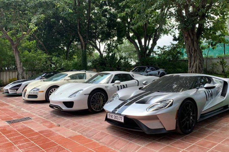 Theo một số nguồn tin, số lượng xe ôtô của Đặng Lê Nguyên Vũ đang sở hữu là gần 500 chiếc và có giá trị lên đến cả nghìn tỷ đồng., đó là chưa kể những chiếc siêu xe đặc biệt được ông đặt hàng sắp về Việt Nam.