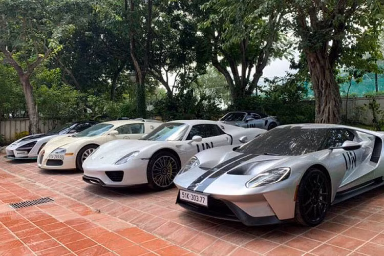 Theo một số nguồn tin, số lượng xe ôtô của Đặng Lê Nguyên Vũ đang sở hữu là gần 500 chiếc và có giá trị lên đến cả nghìn tỷ đồng., đó là chưa kể những chiếc siêu xe đặc biệt được ông đặt hàng sắp về Việt Nam.