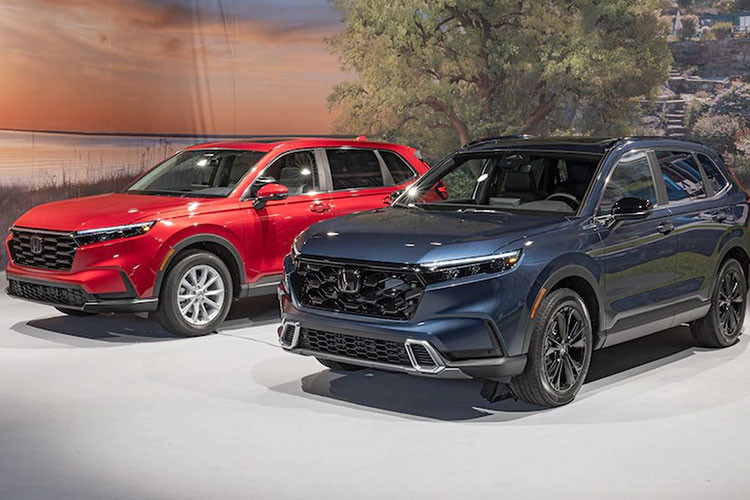 Cụ thể, giá xe Honda CR-V 2023 bản tiêu chuẩn EX 2WD sẽ có mức khởi điểm từ 32.355 USD (khoảng 744 triệu đồng), chưa bao gồm chi phí vận chuyển và giao xe. Mức giá này so với phiên bản cũ tăng tới 4.310 USD (khoảng 101 triệu đồng).