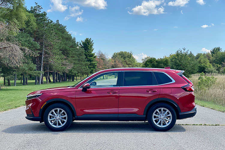 Bước sang thế hệ mới, Honda CR-V sẽ không còn bản tiêu chuẩn LX, thay vào đó là bản EX 2WD, vốn đã được định vị cao hơn bản LX. Đây là một phần nguyên nhân của việc Honda CR-V 2023 có mức giá khởi điểm cao hơn thế hệ cũ, cộng thêm vào đó là tỷ lệ lạm phát đang tăng cao tại Mỹ.